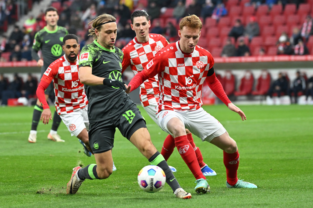 美因茨队员努力战斗赢得比赛