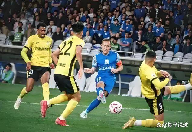 球员红牌离场，客队劣势明显加大