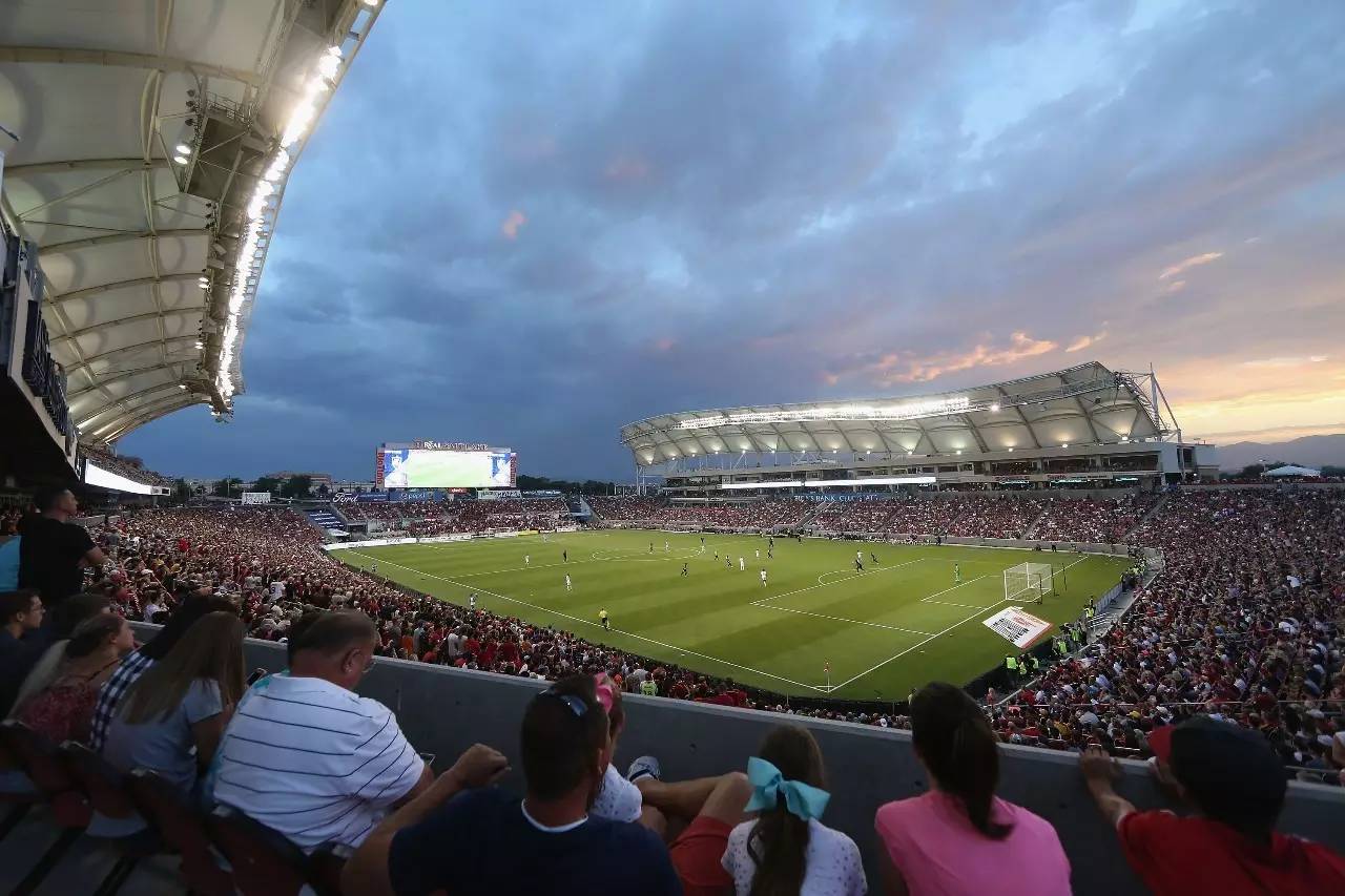 球员红牌离场，客队劣势明显加大