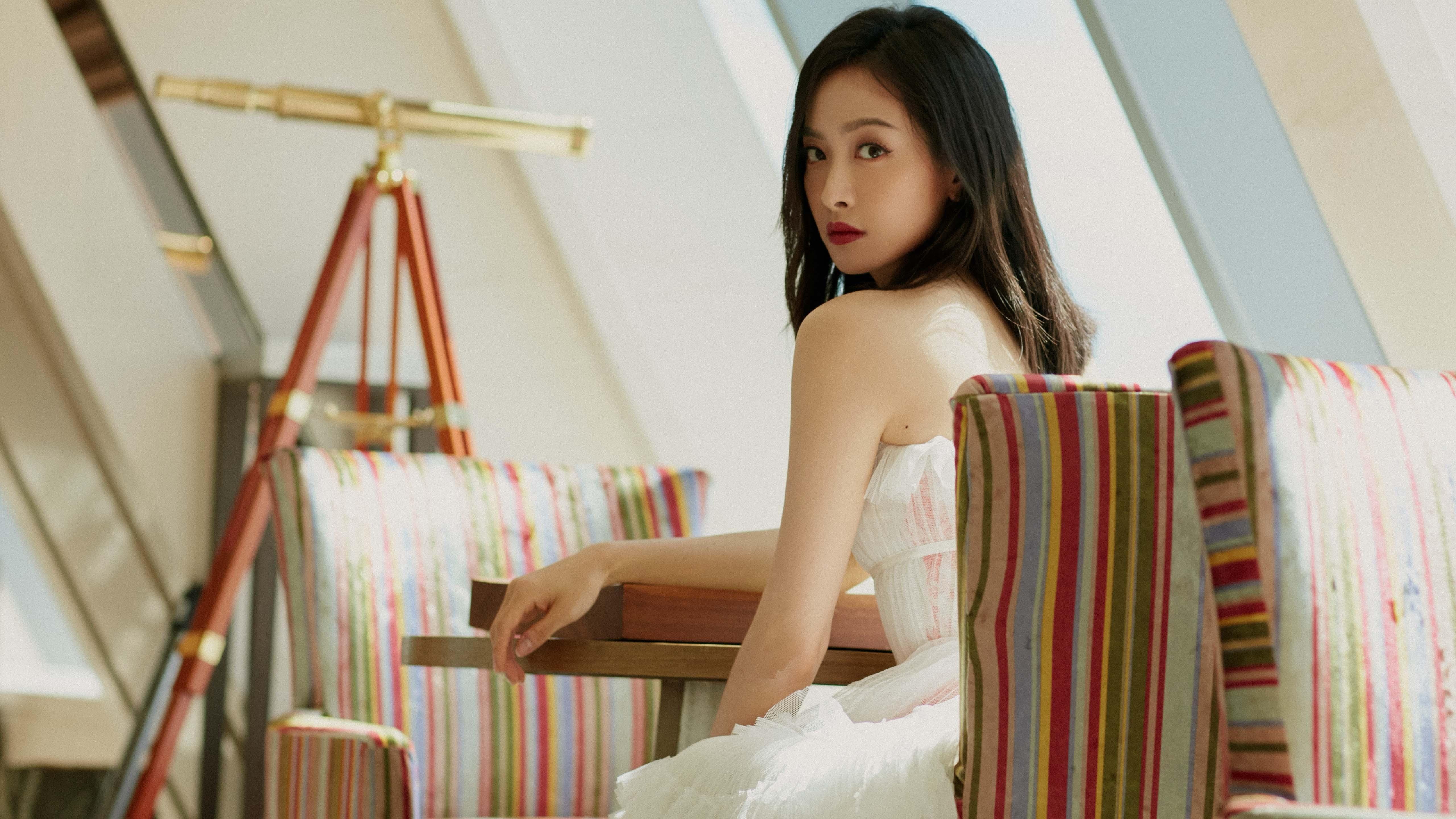 开云体育-双重巅峰，当赛道硝烟遇上球场神话